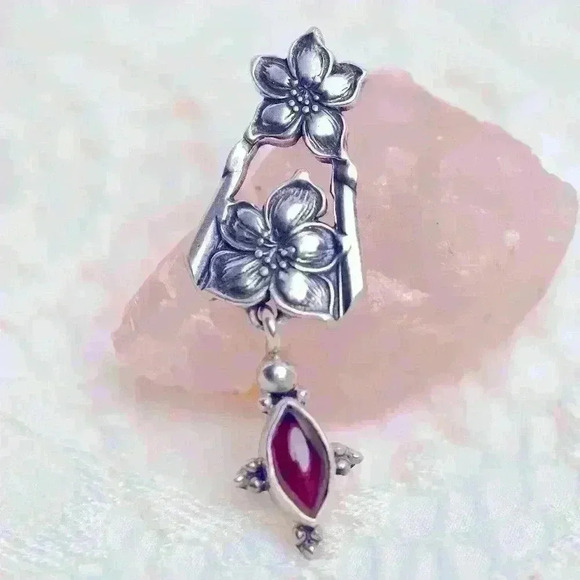 Delicate Vintage Pendant with Garnet Gorgeous Bit of wearable Light 💫 - Picture 4 of 16